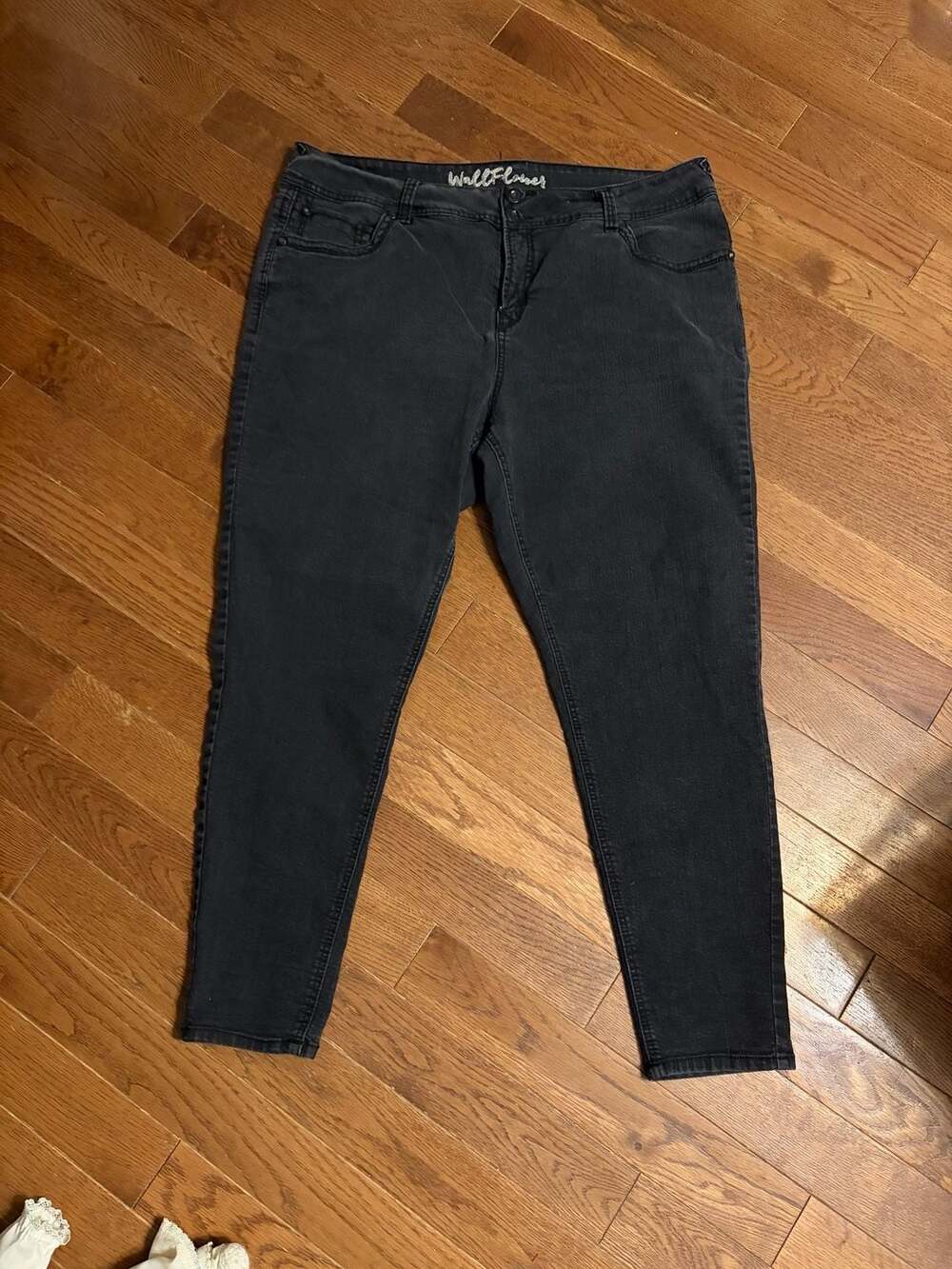 Wallflower Skinny Stretch Jeans Women's Size32 Mid Rise Distressed Black